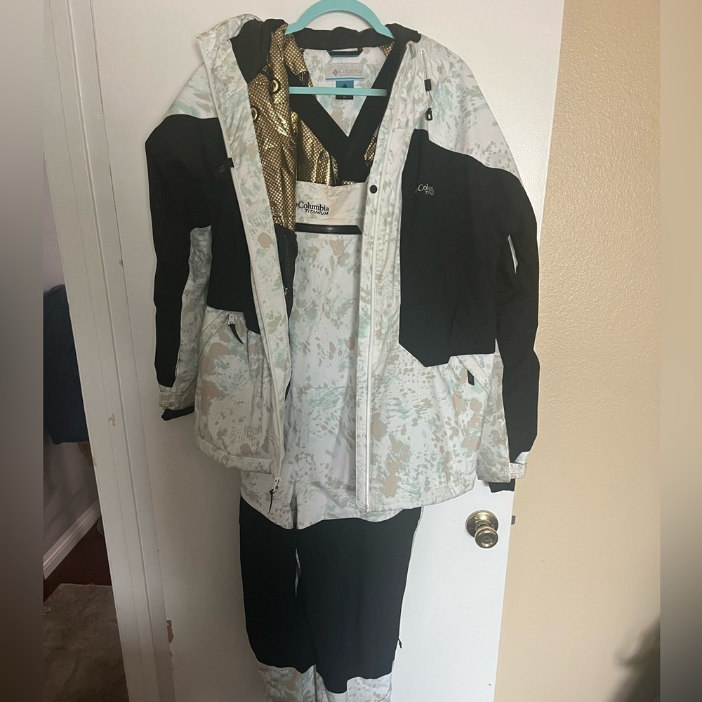 Columbia Women’s Titanium Highland Summit Ski Jacket AND Pants in White Flurries